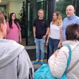 Badleiter Stefan Porwall, Pascal Prüter (Kaufmännischer Leiter) und Alexandra Germann (Leitung Service) stehen am Eingang des neuen Sportbades Westerholt und begrüßen die ersten Schwimmer.