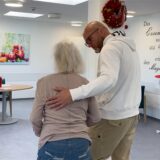 Björn Przybysz (Einrichtungsleitung) im Gespräch mit einer Bewohnerin der Gammel-Oase.