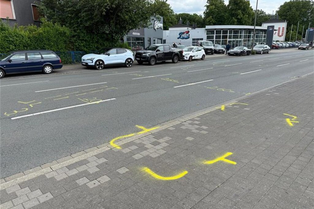 Markierungen auf der Klönnestraße in Dortmund nach dem Unfall am Montag. Markierungen auf der Klönnestraße in Dortmund nach dem Unfall am Montag.