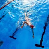 Ein Schwimmer im Wasser eines Hallenbads.