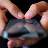 Zwei Hände halten ein Smartphone.