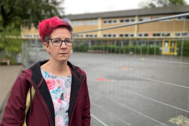 Linda Hertel-Wiechmann, Schulpflegschaftsvorsitzende der maroden Gilden-Europa-Schule in Huckarde, steht im Oktober 2024 auf dem damals in Teilen gesperrten Schulhof.