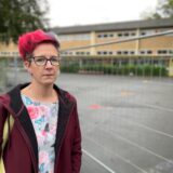Linda Hertel-Wiechmann, Schulpflegschaftsvorsitzende der maroden Gilden-Europa-Schule in Huckarde, steht im Oktober 2024 auf dem damals in Teilen gesperrten Schulhof.