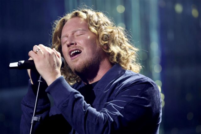 Sänger Michael Schulte singt in ein Mikrofon.
