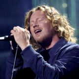 Sänger Michael Schulte singt in ein Mikrofon.