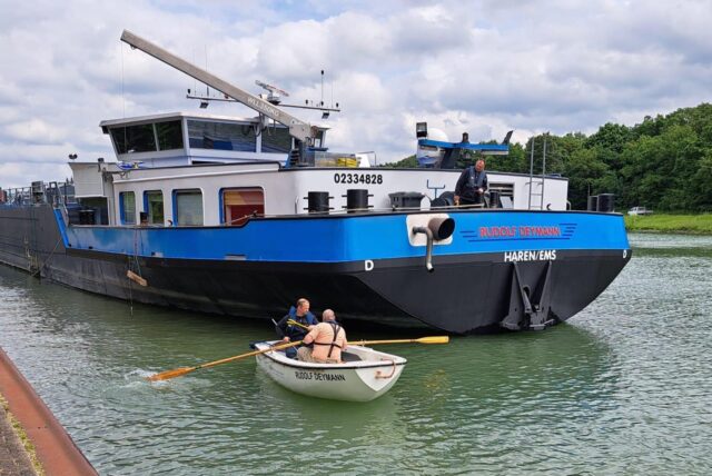 Mit einem Ruderboot näherten sich die Dorstener Feuerwehrleute dem abgestürztem Mäusebussard.