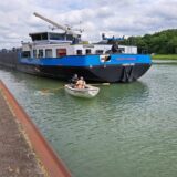 Mit einem Ruderboot näherten sich die Dorstener Feuerwehrleute dem abgestürztem Mäusebussard.