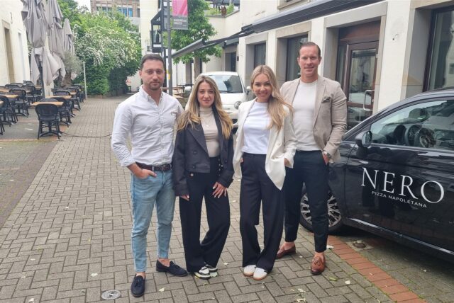 Lorenzo Capelli, Federica Tartaglia, Selina Knop und Janning Knop (v.l.) stehen neben einem Auto mit der Aufschrift „Nero“ in Recklinghausen.