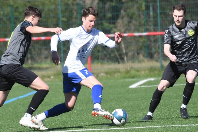 Robin Franke (weißes Trikot) spielt jetzt beim FC Castrop-Rauxel und gewann in der Vergangenheit den Kreispokal mit Wacker Obercastrop.