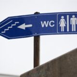 Symbolbild: Ein Schild zeigt den Weg zur nächsten öffentlichen Toilette an.