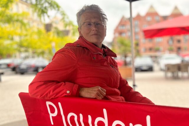 Kristin Weckermann auf der Plauderbank am Markt in Castrop-Rauxel.