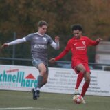 Zwei Spieler im Zweikampf.