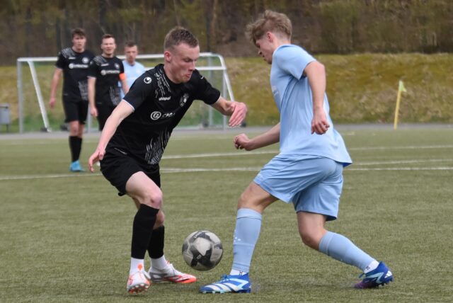 Jakob Kretschmann (vorn, schwarzes Trikot), hier bei einem Einsatz in der ersten Mannschaft, traf bei den A-Junioren per Elfmeter zum 2:2 gegen DJK SF Datteln.