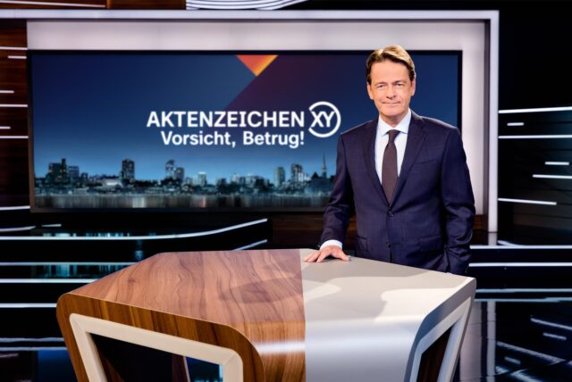 Moderator Rudi Cerne im Studio von „Aktenzeichen XY – Vorsicht, Betrug!“