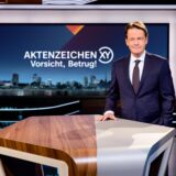 Moderator Rudi Cerne im Studio von „Aktenzeichen XY – Vorsicht, Betrug!“
