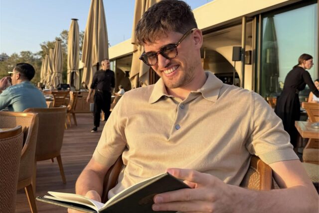 Gregor Kobel in einem Restaurant in Griechenland.