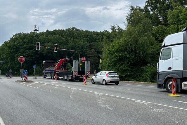 Die Ampel an der Auffahrt zur A31 am Freudenberg wurde durch einen Unfall beschädigt.