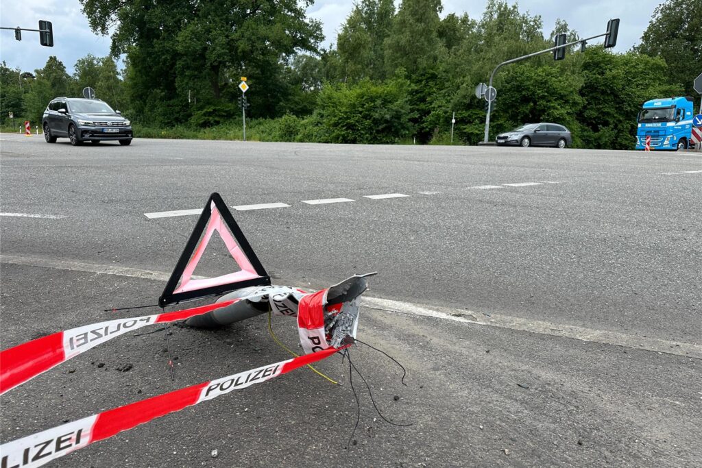 Der zerstörte Ampelmast wurde von der Polizei abgesperrt. Der zerstörte Ampelmast wurde von der Polizei abgesperrt.