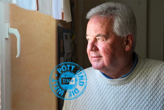 Matthias Herrmann blickt aus dem Fenster seiner Wohnung auf die Große Heimstraße.