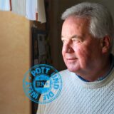 Matthias Herrmann blickt aus dem Fenster seiner Wohnung auf die Große Heimstraße.
