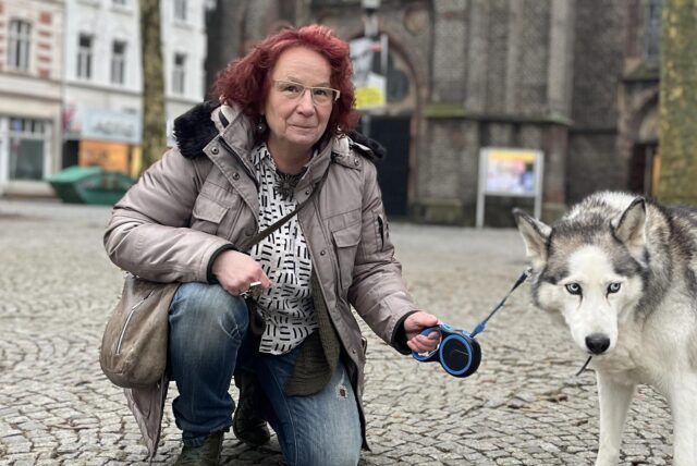 Ratsfrau Sibylle Weber und ihr Hund Blue vor der Antoniuskirche
