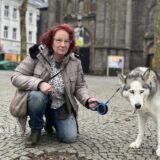 Ratsfrau Sibylle Weber und ihr Hund Blue vor der Antoniuskirche