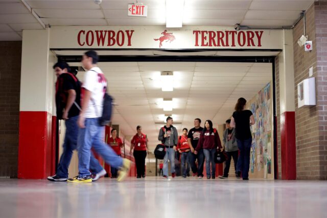 USA, Vormont: Schüler der Premont High School gehen während eines Klassenwechsels durch den Flur.