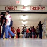 USA, Vormont: Schüler der Premont High School gehen während eines Klassenwechsels durch den Flur.