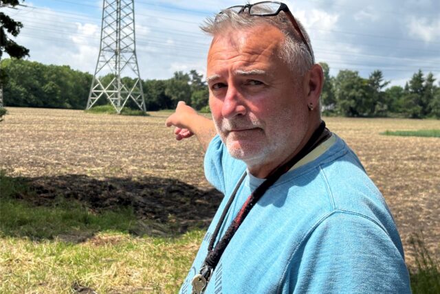 Schreckschüsse auf einem Feld in Oestrich sollen dafür sorgen, dass die Saat im Boden bleibt. Auch Anwohner Jörg Eikam hat sie schon gehört und ärgert sich darüber.
