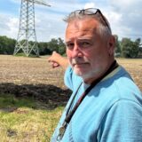 Schreckschüsse auf einem Feld in Oestrich sollen dafür sorgen, dass die Saat im Boden bleibt. Auch Anwohner Jörg Eikam hat sie schon gehört und ärgert sich darüber.