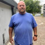 Jens Schrimpf vor der Garage, aus der sein Motorrad im April gestohlen wurde.