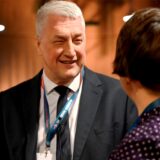 Dr. Frank Hiddemann – hier beim Jahresempfang des Evangelischen Kirchenkreises im Gespräch mit Superintendentin Saskia Karpenstein – kommt jetzt auf Einladung der Evangelischen Akademie nach Recklinghausen.