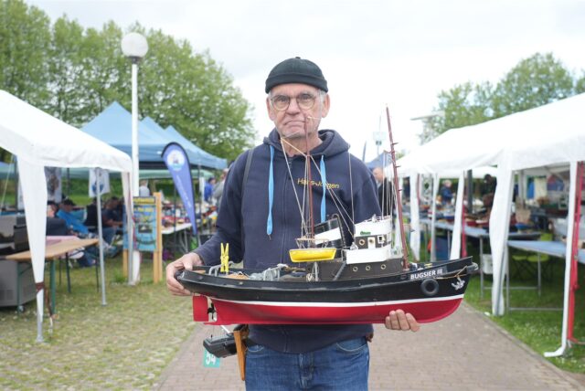 Mann hält Modellbauschiff biem 25. Schaufahren des SMC Waltrop im Schleusenpark