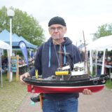 Mann hält Modellbauschiff biem 25. Schaufahren des SMC Waltrop im Schleusenpark