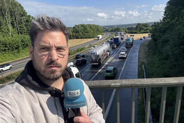 Reporter Stefan Schier steht auf einer Brücke über der A45 in Dortmund.