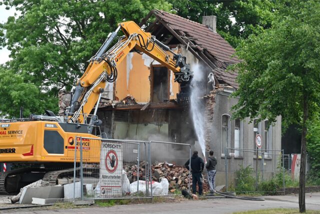 Bagger haben das ehemalige „Lehrerhaus“ an der B58 in Dorsten-Wulfen abgerissen.
