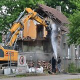 Bagger haben das ehemalige „Lehrerhaus“ an der B58 in Dorsten-Wulfen abgerissen.