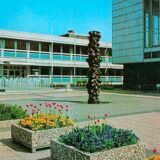 Historische Aufnahme des Otto-Wels-Platzes mit blühenden Blumenkästen im Vordergrund.