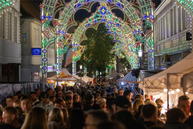 Besucher gehen bei der Un(n)a Festa Italiana in Unna durch die Fußgängerzone.