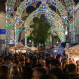 Besucher gehen bei der Un(n)a Festa Italiana in Unna durch die Fußgängerzone.