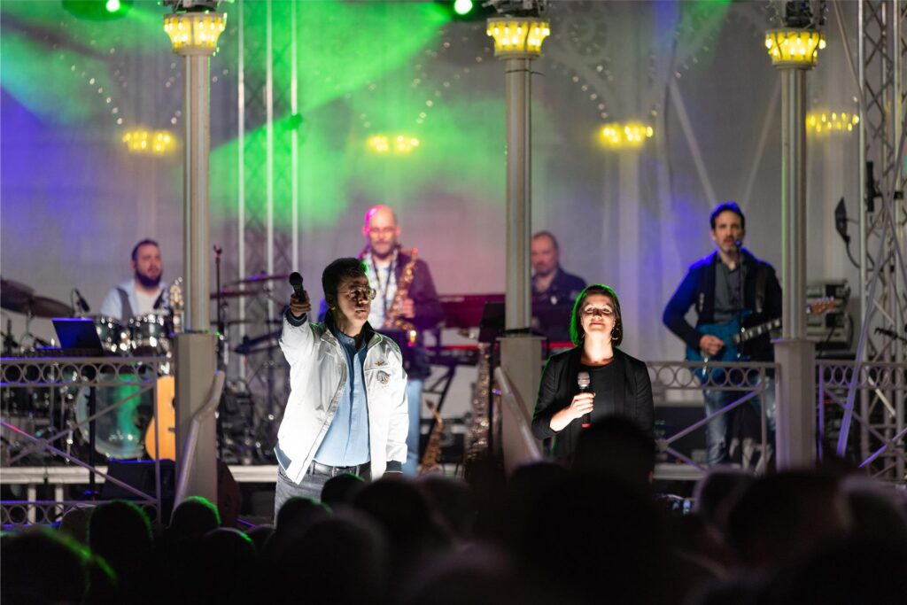 Musiker stehen bei der Un(n)a Festa Italiana 2023 auf der Bühne.