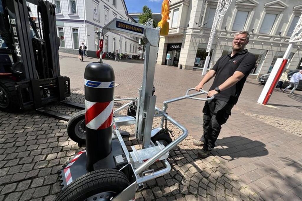 Michael Nicolaiciuc (Unna Marketing) stellt die Oktablöcke in der Unnaer Innenstadt auf.