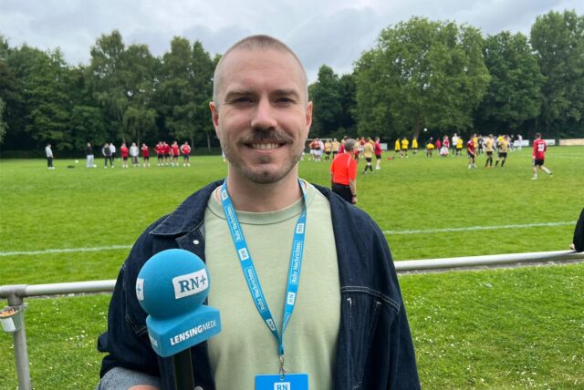 RN-Reporter Janis Czymoch vor Ort beim Gemeindefußballfest in Henrichenburg.