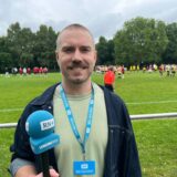 RN-Reporter Janis Czymoch vor Ort beim Gemeindefußballfest in Henrichenburg.
