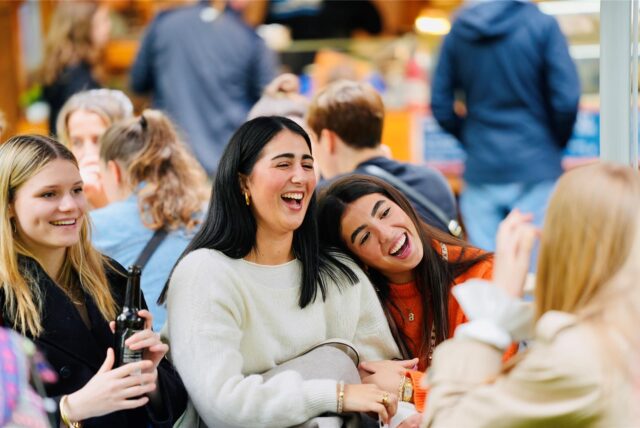 Besucherinnen des Westparkfestes 2025 in Dortmund