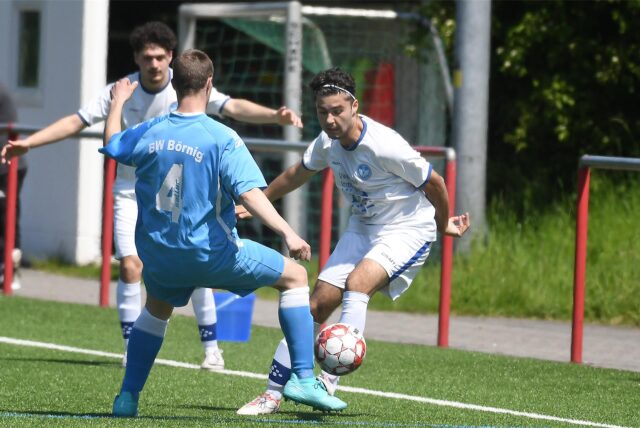 Der FC Castrop-Rauxel II (weiße Trikots) verpasst den Aufstieg in die Kreisliga B endgültig, weil BW Börnig (blaue Trikot) mit 0:30 beim ESV Herne unterlag.