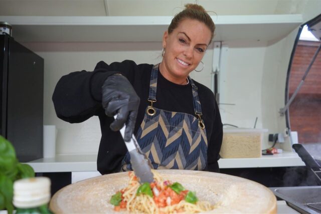 Bei der Pasta Queen gab es Pasta aus dem Käselaib mit verschiedenen Toppings.