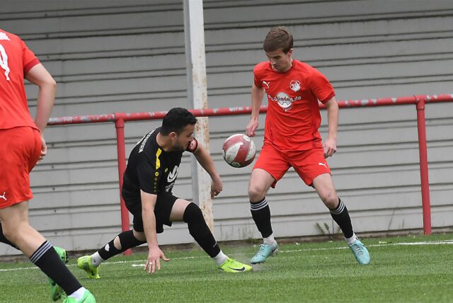 Im Spiel gegen RWT Herne wurde Herman Volkov (rotes Trikot) zum Matchwinner des SuS Merklinde.