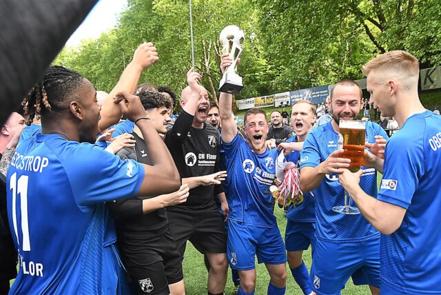 Julian Martinez reckt den Pokal in die Höhe.