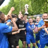 Julian Martinez reckt den Pokal in die Höhe.